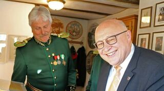 Auch Oberbürgermeister Udo Glatthaar bestaunte im Rahmen der Eröffnung des HSC-Museums im Torwachhaus die zahlreichen Exponate.