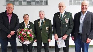 Rolf Schneider (Mitte) wurde bei der Versammlung der Schützengilde zum Ehrenoberschützenmeister ernannt.