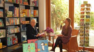 Vor sieben Jahren übernahm Marijke Beemsterboer (rechts) „Buch und Papier“ als neue Inhaberin von der Gründerin Andrea Gerstner.