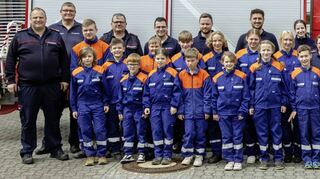 Die zufriedenen Teilnehmer, Betreuer und Schiedsrichter bei der Abnahme der Jugendflamme Stufe 1 in Buchen.