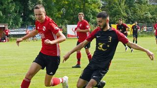 Türkgücü Wertheim (schwarze Trikots) kann durch einen Sieg im Derby näher an die Aufstiegsränge heranrücken.