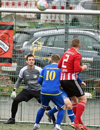 Wer steht beim VfR Uissigheim am Wochenende im Tor? Maximilian Diehm (graues Trikot) wird es nicht sein: Er fehlt rotgesperrt. Und auch der Torwart der zweiten Mannschaft kann verletzungsbedingt nicht aushelfen.