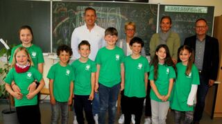 Der neue Rektor der Lindenschule in Gerlachsheim, Benedikt Amann gemeinsam mit der städtischen Fachbereichsleiterin Sabine Baumeister, der bisherigen kommissarischen Schulleiterin Julia Grecksch und Schulamtsdirektor Johannes Kießling ((Hintere Reihe von links nach rechts).