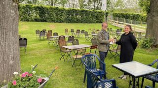 Für die Stadtverwaltung stößt Wirtschaftsförderer Dr. Tim Schnyder mit Gastronomie-Pächterin Laura Balzer auf den neuen Biergarten an.