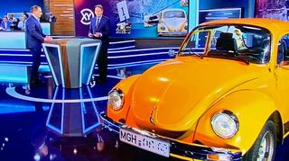 Solch ein orangefarbener VW-Käfer mit MGH-Kennzeichen wird mit einem Cold-Case in Mittelhessen in Verbindung gebracht, bei dem ein bislang unbekannter Mann 1981 umgebracht wurde. Seine halb verbrannte Leiche wurde in einem Waldstück im Lahn-Dill-Kreis gefunden.