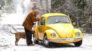 Solch ein orangefarbener VW-Käfer mit MGH-Kennzeichen wird mit einem Cold-Case in Mittelhessen in Verbindung gebracht, bei dem ein bislang unbekannter Mann 1981 umgebracht wurde. Seine halb verbrannte Leiche wurde in einem Waldstück im Lahn-Dill-Kreis gefunden.