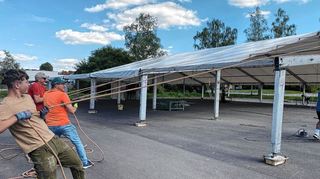 Zu-gleich! Freiwillige Helfer haben am Freitag das Festzelt mit professioneller Hilfe aufgebaut. Es verfügt über rund 1000 Plätze. Am Pfingstwochenende feiert Hettingen sein 1250-jähriges Bestehen.