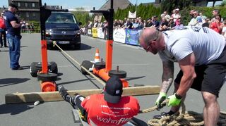 Anstrengend für die Athleten war das „Carpull“. Der Strongman-Cup zog wieder viele Besucher an.