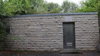 Die Pumpen für den Hochbehälter „Brückle“ in Grünsfeldhausen müssen in Kürze erneuert werden. Das unscheinbare Gebäude ist sehr wichtig für die Wasserversorgung von Teilen von Grünsfeld.