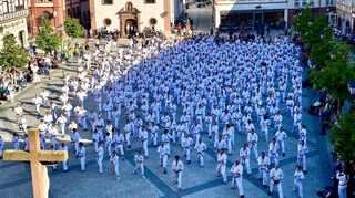 Solch ein Bild gibt es nicht alle Tage: Die Karatesportler beim Flashmob auf dem Tauberbischofsheimer Marktplatz.