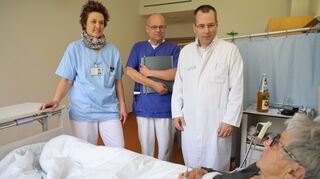 Hohe Qualität der Versorgung auf der Stroke Unit im Caritas-Krankenhaus Bad Mergentheim (von links): Stationsleitung Susanne Hoffmann mit Oberarzt Dr. Rüdiger Holzapfel und Chefarzt Prof. Dr. Mathias Buttmann.