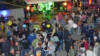 Insgesamt acht Höfe zogen zahlreiche Besucher auf das Blumen- und Lichterfest in Walldürn. Mit verschiedenen Bands hatte das Stadtfest für jeden Musikgeschmack etwas zu bieten.