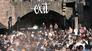 Bei „Exit: Ruine“ feierten Gäste aus ganz Deutschland im Wertheimer Burggraben.