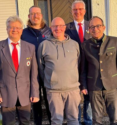 Beim DRK-Ortsverein Hettingen wurden Mitglieder geehrt. Das Bild zeigt Vorsitzenden Hans Molzer (links), Ronny Dittrich, Präsident Roland Burger, hintere Reihe Kreisgeschäftsführer Steffen Horvath (links) und Vorsitzenden Harald Kreuter.