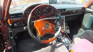 Edles Holz und glänzende Armaturen: Das Cockpit eines legendären „W116“ ist elegant ausgestattet.