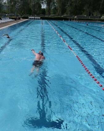 Die ersten Schwimmer genossen das Wasser des Freibads.