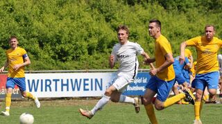 Der TSV Dörzbach/Klepsau (gelbe Trikots) zeigt an der Tauber gegen den FC Creglingen seine Offensivqualitäten.