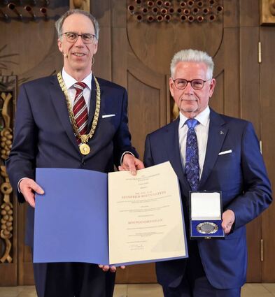 Dr. Manfred Wittenstein (rechts) bekam die Röntgen-Medaille (Fördererpreis) von Universitätspräsident Paul Pauli überreicht.