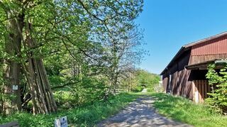 Am Ortseingang in Dietenhan aus Richtung Kembach kommend endet der 2021 gebaute Radweg und soll eigentlich bis Urphar führen.
