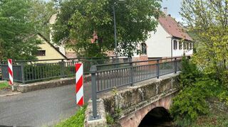 Mit der Brücke am Meisenbach m Ortsausgang von Gamburg ging man nicht sehr nachsichtig um. Hier stand Sicherheit vor Schönheit. Im vergangenen Jahr wurde das Geländer angebracht.