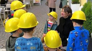 Stadtplanerin Kathrin Herz (Zweite von rechts) wird weitere Baustellenführungen speziell für Kinder anbieten.