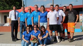 Gemeinsame Vorfreude auf die Schwimmbadsaison: Vorn testen Claudia Lang (Beisitzerin), die FöHN-Vorsitzende Verena Preuß und Kassiererin Susanne Kütt schon mal die Wassertemperatur. Dahinter (von links) Weikersheims Bürgermeister Nick Schuppert, Manfred Seeber (technischer Leiter), Hans-Jörg Habel (Beisitzer), der stellvertretende Vorsitzende Günter Sackmann, Schriftführerin Carmen Kimmelmann, die beiden Bademeister Mario Mijatovi und Lukas Fink sowie die Bauhof-Mitarbeiter Markus Wissmann und Joachim Klein.