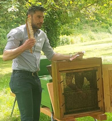 Die Geheimnisse der Bienen stehen im Mittelpunkt des „Tags der Bienen“ am Pfingstsonntag, 19. Mai. Unser Bild zeigt Hobbyimker Bürgermeister Nick Schuppert bei der Vorführung eines Bienenvolks beim „Tag der Bienen“ im Vorjahr.