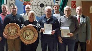 Ehrungen bei den Schützen (von links): Ortsvorsteher Tino Holzhauer, stellvertretender Vorsitzender Andreas Rössler, Vorsitzender Stefan Simmerling, Arno Flegler, Marco Kranz, Peter Breunig, Stefanie Breunig, Walter Herden, Thomas Kritzler, Karl Englert und Martin Breunig.
