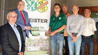 Ehrenmedaille für den SV Edelfingen: Jochen Ulshöfer (Dritter von links), Vorsitzender des SV Edelfingen, freut sich zusammen mit seinen Vorstandskollegen über die von Oberbürgermeister Udo Glatthaar überreichte Ehrenplakette des Bundespräsidenten.
