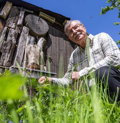 Karsten Klenke ist Wildbienen-Experte. Rund um sein Wohnhaus hat er Nisthilfen angebracht.