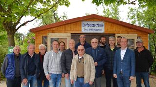 Ortsvorsteher Hubert Scheidel und Oberbürgermeister Udo Glatthaar (Mitte und Sechster von rechts) freuten sich mit den örtlichen Gemeinderäten und vielen Helfern über die neue „Dorfplatzschänke“ im Herzen von Apfelbach.
