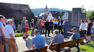 Ein heißes Thema beim Ortsrundgang mit Oberbürgermeister Udo Glatthaar, an dem sich circa 30 Edelfinger Bürger beteiligten, waren Lärmschutzmaßnahmen am Friedhof gegen den heftigen Verkehrslärm der stark befahrenen Bundesstraße 290, der insbesondere bei Beerdigungsfeiern stört.