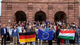 39 Schüler aus Ungarn waren diese Woche zu Gast beim Burghardt-Gymnasium. Bürgermeister Burger empfing sie im Alten Rathaus.