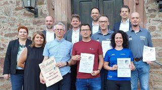 Reiner Paul wurde zum Ehrenmitglied des TV Hardheim ernannt (linkes Bild, graues Hemd). Außerdem wurden zahlreiche Vereinsmitglieder für ihre langjährige Mitgliedschaft (rechtes Bild) und ihre Verdienste um den Verein (linkes Bild) ausgezeichnet.