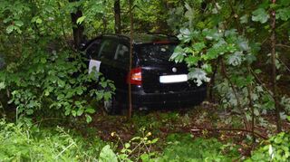Im Wald zwischen Assamstadt und Horrenbach kam ein Wagen von der Straße ab und prallte gegen einen Baum. Ergebnis: drei Verletzte.