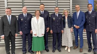 Carsten Diemer (Vierter von links) folgt auf Werner Broßmann (Fünfter von links) als Leiter des Polizeireviers Buchen.