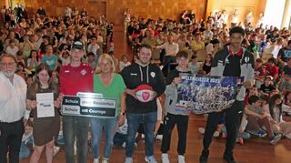 Die Gemeinschaftsschule Wertheim gehört nun zum bundesweiten Netzwerk „Schule ohne Rassismus – Schule mit Courage“. Darüber freuten sich bei der Übergabefeier (von links, vorne) Niels Joeres (Koordinator der Initiative), Schulleiter Lothar Fink, die Schülersprecher Ajla Burgic und Ian Neeleßen, die stellvertretende Schulleiterin Elisabeth Thies, Baskets-Schulkoordinator Florian Rüge sowie die U16-Bundesliga-Spieler Severin Danner und Joel Lindsay.