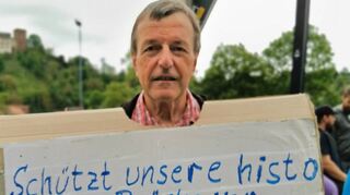So wie die Jugendgruppe des Ortes beteiligten sich viele Gamburger Bürger an diesem Flashmob und brachten ihre Meinung über ihre mitgeführten Transparente deutlich zum Ausdruck. Gleichzeitig wurde eine Unterschriftenaktion gestartet, die unmittelbar nach Ende der Veranstaltung schon knapp 200 Einträge umfasste.