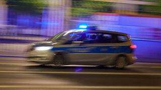 Ein Mann wurde in Würzburg nach einem Zusammenstoß mit einem Pkw schwer verletzt.