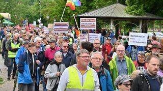 Eindeutig ein Zeichen gesetzt: Unter dem Motto „Wertheim zeigt Gesicht“ beteiligten sich am Samstag rund 550 Menschen gegen das „Volksfest“ des rechtsextremistischen Magazins „Compact“.