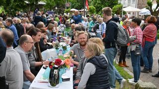 Eine Kaffeetafel als friedlicher Protest gegen Rechts und für die Demokratie.