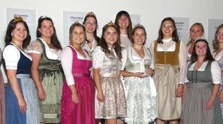 Sehr zur Freude der beiden Markelsheimer Weinköniginnen, der WG und des Weinbauvereins, waren zahlreiche Weinhoheiten aus der gesamten Region der Einladung gefolgt, um der künftigen königlichen Kollegin ihre Reverenz zu erweisen.