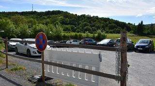 Blick auf den derzeitigen Parkplatz der Kinderarztpraxis und des Zentrums für Kardiologie. Dieses Gelände soll für ein neues Parkhaus am Caritas-Krankenhaus genutzt werden. Auch ein Personal-Wohnheim, der Neubau der Fachschule und ein Ärztehaus sind in diesem Bereich und daneben noch geplant.