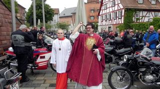 Stadtpfarrer Pater Josef Bregula segnete nach dem Gottesdienst in der Basilika die Motorräder auf dem Schlossplatz. Auch in diesem Jahr waren rund 100 Biker zur Motorradwallfahrt gekommen.