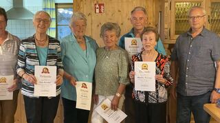 Das Bild zeigt die Geehrten (von links) Ingrid Eirich-Schaab, Erika Farrenkopf , Maria Hendlein, Erika Lauer-Müller, Magdalena und Kurt Gremminger mit dem stellvertretenden Vorsitzenden Erwin Kirchgeßner
