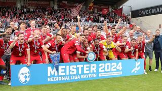 Der FC Würzburger Kickers feiern die Meisterschaft der Regionalliga Bayern. BFV-Präsident Dr. Chritian Kern (r.) überreichte den Meisterteller.
