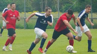 Das Nachsehen hatte die SpG Distelhausen/Lauda II (rote Trikots) im Kellerduell der Kreisklasse A TBB gegen Beckstein/Königshofen II.