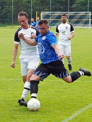 Reicholzheim II (blaue Trikots) gewann knapp gegen den TuS Großrindefeld mit 3:2.