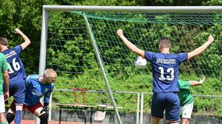 Die Hände zum Himmel: Gleich elfmal durften die Spieler von Adelsheim und Oberkessach beim sensationellen 11:0-Auswärtssieg in Buchen jubeln.
