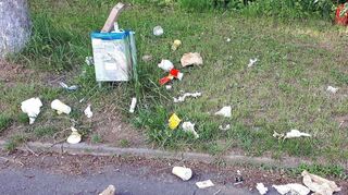 Wie bei „Hempels unterm Wohnwagen“ sieht es (mal wieder) im Bereich des Parkplatzes oberhalb des Laudaer Hallenbades bei den Wohnmobil-Stellplätzen aus. Unbekannte haben dort ihren Müll hinterlassen – für alle, die dort vorbeikommen, kein schöner Anblick.